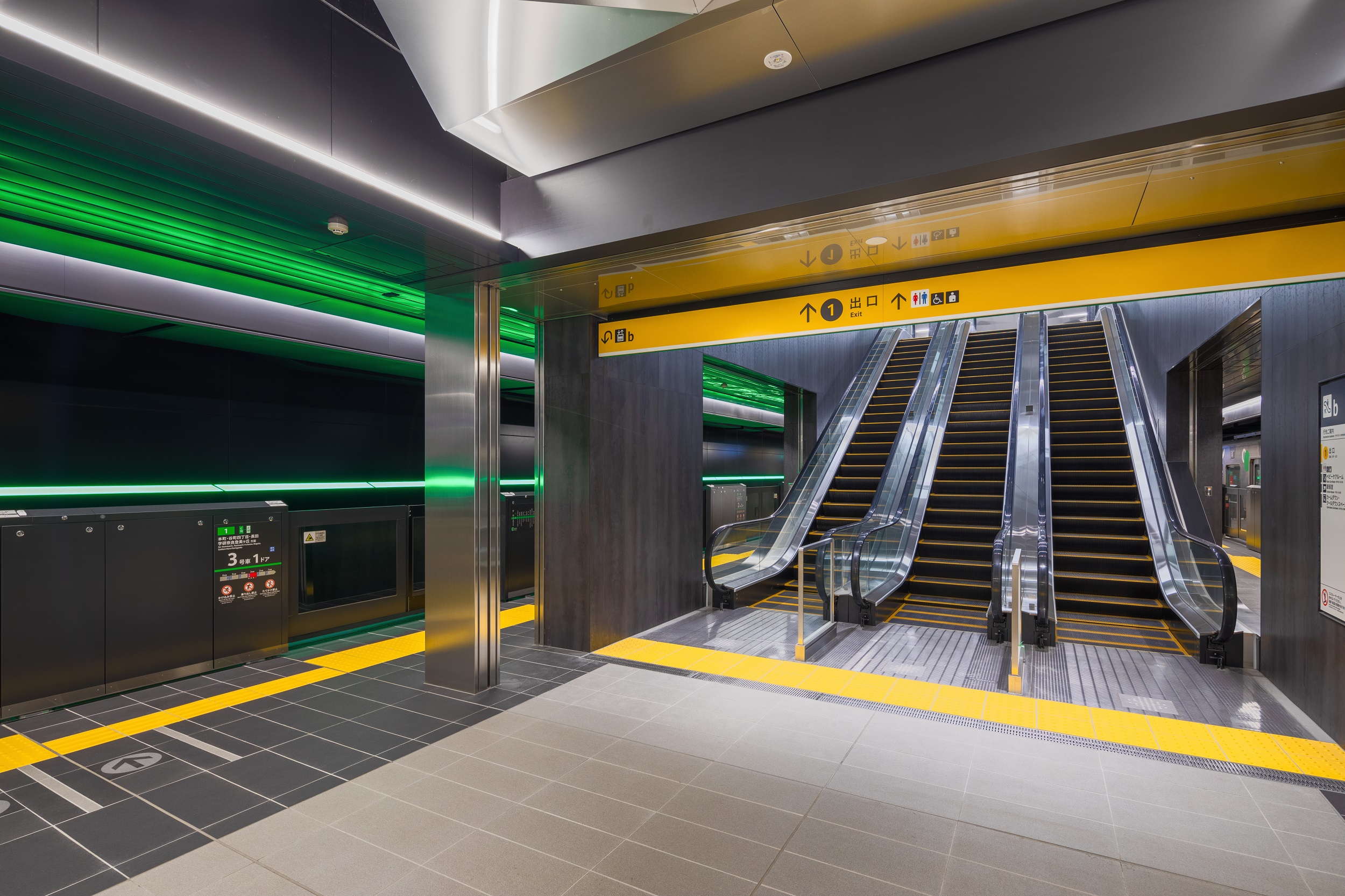 夢洲駅ホーム階