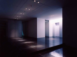 After3 ／インテリアは、ジョリパットの白い壁、結晶化ガラスの黒い床、塗装の白い天井で構成しています。