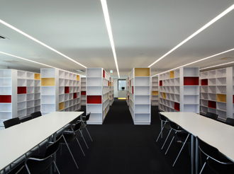 After1／６Ｆ図書館：書棚は全てアイカピュアポリ、小口はアイカコア。赤と黄をランダムに配置し、動きを与える