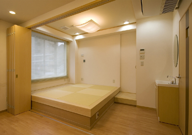 After3 ／リビングの一角に畳があるようなすまい感覚の個室は、木目のメラミンの折戸で仕切れば２室として使用できます