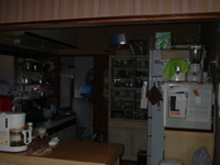 Before2 ／キッチンが暗いし、床がぶかぶかで落ちそうになっている