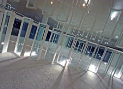 「光」を導くための階段には19mmのガラスを採用、玄関から屋上までゆず肌の優しいテクスチャーが連続する