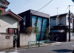 荻窪から井荻につながる古い住宅地のほぼ中央で、都心ながら街区があまり細分化していない街並みに位置する